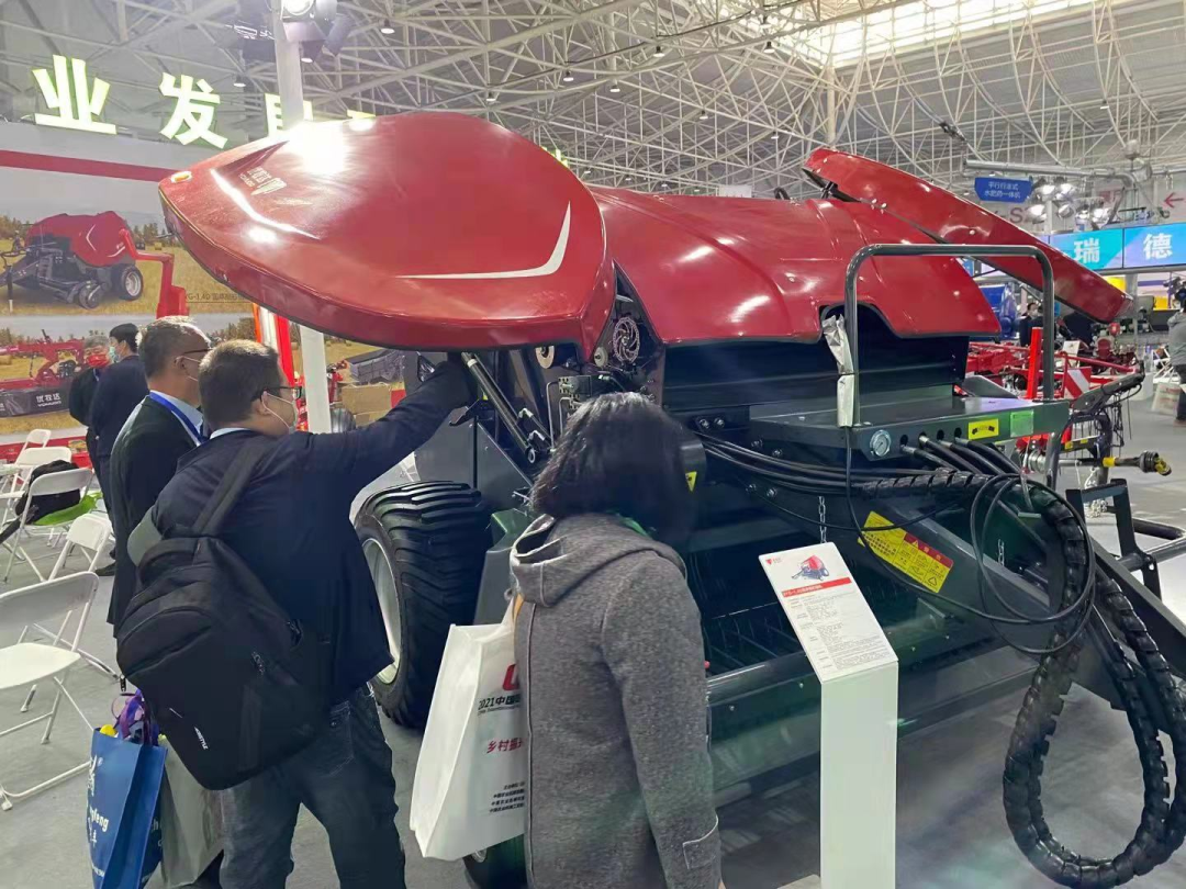 農(nóng)機(jī)送平安——隴西農(nóng)機(jī)服務(wù)中心開展“三秋”農(nóng)機(jī)安全生產(chǎn)宣傳活動(dòng)