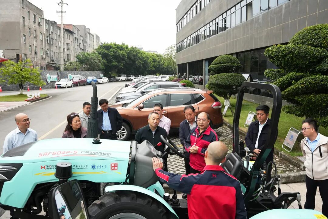 重慶市農委副主任秦大海一行蒞臨鑫源農機調研指導并推進重點農機項目