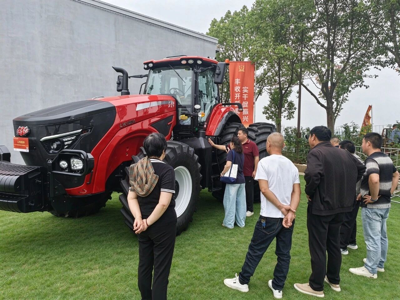 东方红LW4504拖拉机亮相中国农民丰收节